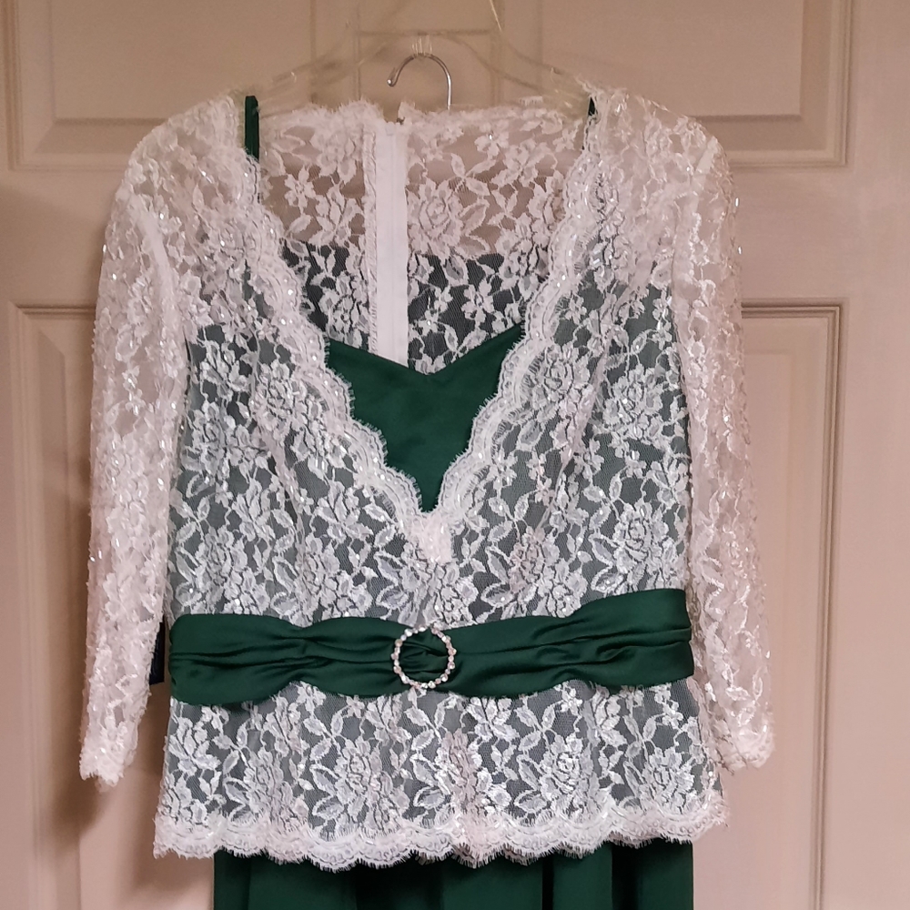 Ladies vintage 2 piece dress eggshell lace with green Skirt and trim.